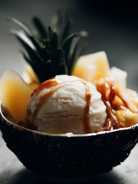 Helado de Coco con Piña Caramelizada
