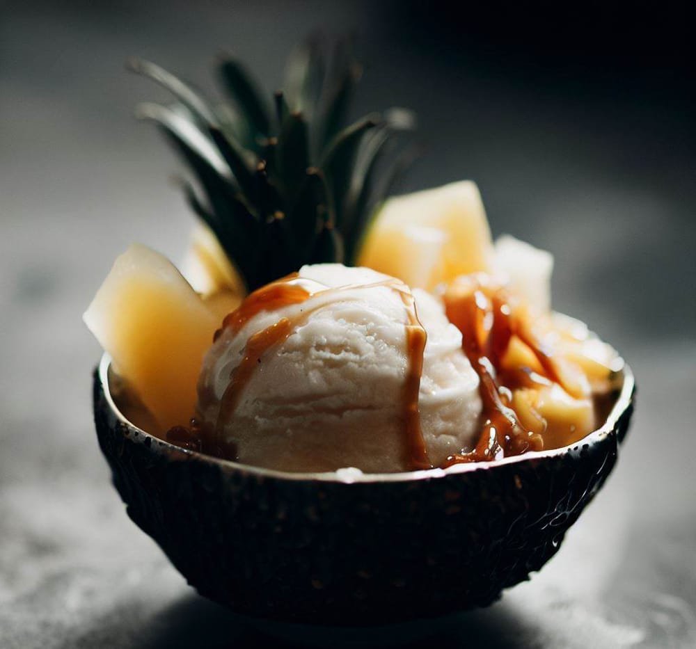 Helado de Coco con Piña Caramelizada